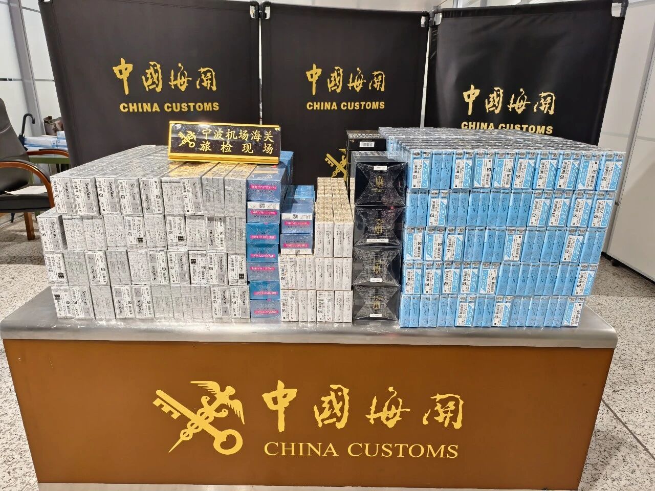寧波機(jī)場(chǎng)海關(guān)查獲旅客違規(guī)攜帶煙草制品244條